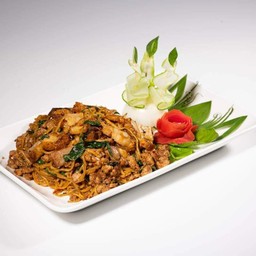 บะหมี่กะเพราหมูกรอบ