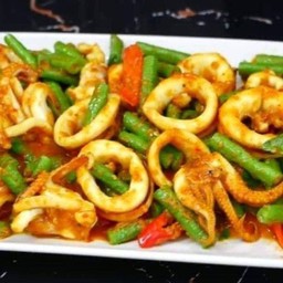 หมึกผัดพริกแกง ราดข้าว