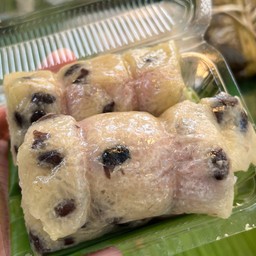 ข้าวต้มมัดไส้กล้วย + ถั่วดำ (แบบแกะพร้อมทาน)