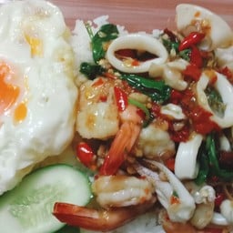 ข้าวกะเพราหมึก+กุ้งราดข้าว(ฟรีไข่ดาว)