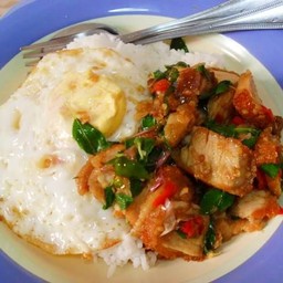 กระเพราหมูกรอบราดข้าว