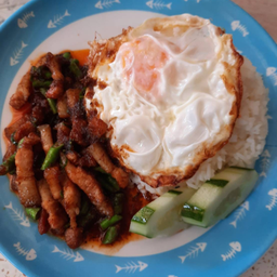 ผัดพริกแกงหมูสามชั้นไข่ดาวราดข้าว
