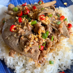 หมูสับ+ตับหมูผัดพริกเกลือราดข้าว