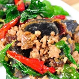 กระเพราไก่ไข่เยี่ยวม้า