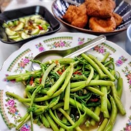 กระเฉดหมูกรอบ