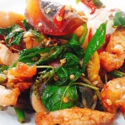 กระเพราหมูกรอบไข่เยี่ยวม้า