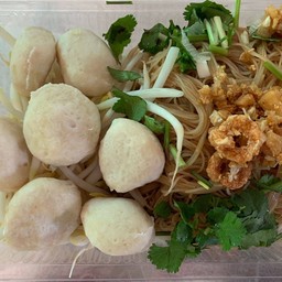 หมี่คลุกลูกชิ้นหมู