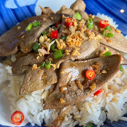 ตับหมูผัดพริกเกลือราดข้าว