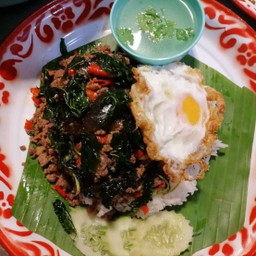 กะเพราเนื้อสับ  ไข่เยี่ยวม้า+ไข่ดาว