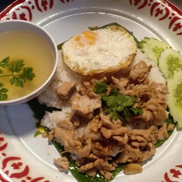 หมูชิ้น ทอดกระเทียม+ไข่ดาว