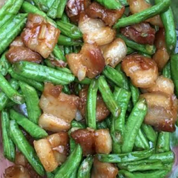 ผัดถั่วฝักยาวหมูสามชั้นราดข้าว