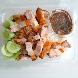 ข้าวราดหมูกรอบน้ำจิ้มแจ่ว
