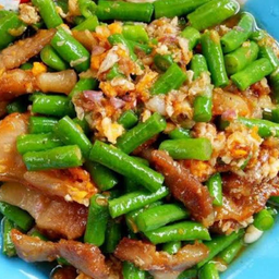 ข้าวหมูสามชั้นคั่วไข่ถั่วฝักยาวราดข้าว
