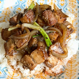 หมูกรอบผัดพริกไทยดำราดข้าว