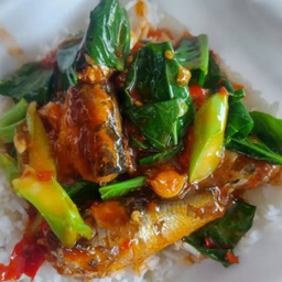 ข้าวคะน้าปลากระป๋อง