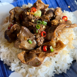 เครื่องในไก่ผัดพริกเกลือราดข้าว