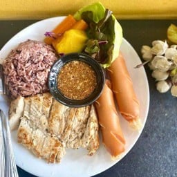 คอมโบข้าวหน้าสเต็กไก่จิ้มแจ่ว เพิ่มไส้กรอก