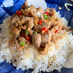 หมูชิ้นผัดพริกเกลือราดข้าว