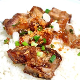 หมูกรอบผัดพริกเกลือราดข้าว