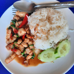 ข้าวพัดกระเพราะหมูสามชั้น ไข่ดาว