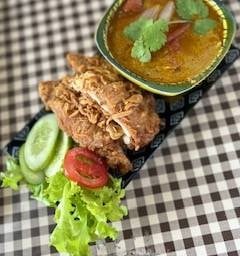 แกงกะหรี่ไก่ทอด