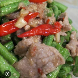 ผัดหมูชิ้นน้ำมันหอยถั่วฝักยาวใส่พริกราดข้าว