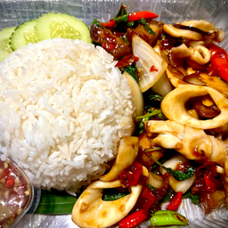 กระเพราหมูกรอบ+หมึกราดข้าว