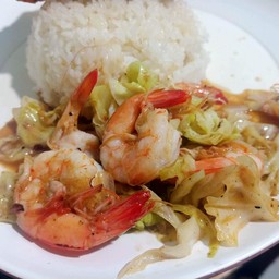 กะหล่ำผัดกุ้งราดข้าว