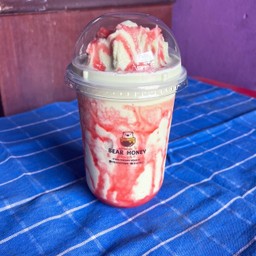 นมหมีปั่นชาเขียว x สตอเบอรี่