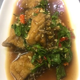 ปลากะพงผัดใบกระเพรา