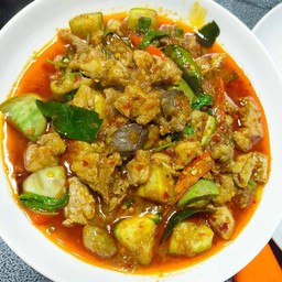ผัดพริกแกงไก่บ้านมะเขือ
