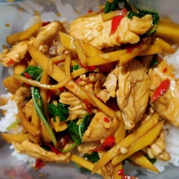 กระเพราไก่ไส่หน่อไม้ราดข้าว