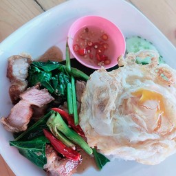 คะน้าหมูกรอบ ไข่ดาว