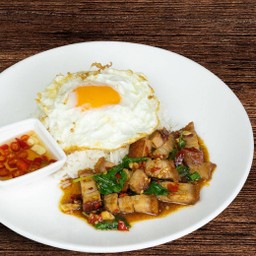 ข้าวกะเพราหมูกรอบไข่ดาว