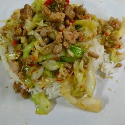 ข้าวกะหล่ำผัดพริกหมูสับ ห่อกระดาษ