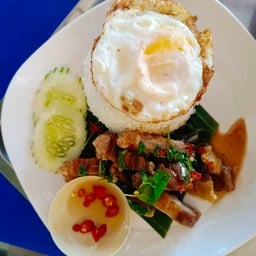 กระเพาหมูกรอบ ไข่ดาว