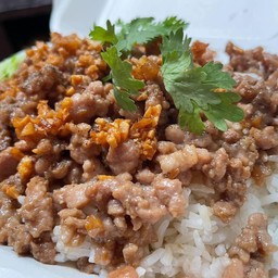 ข้าวหมูสับกระเทียมเจียว