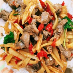 ข้าวกะเพราเครื่องในไก่หน่อไม้ดอง