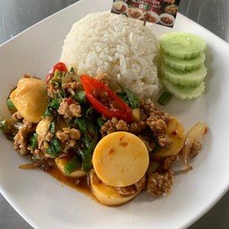 ผัดกระเพราเต้าหู้หมูสับราดข้าว