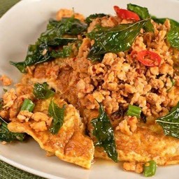 ไข่ยัดไส้กะเพราหมู