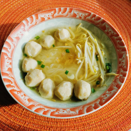 ก๋วยเตี๋ยวน้ำใส-ลูกชิ้นหมูโฮเด้งอย่างดี