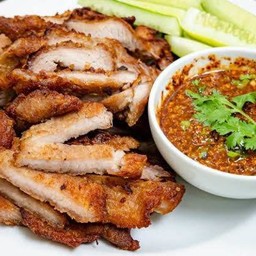 ข้าวหมูทอดน้ำปลา+น้ำจิ้มแจ่ว