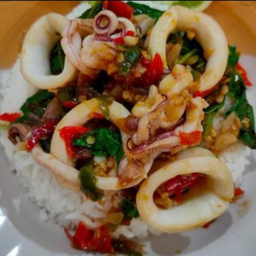 กะเพราปลาหมึก พริกแห้ง