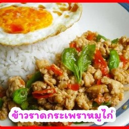 ไก่ชิ้นหมักนุ่มๆ ความเผ็ดแจ้งร้านได้จ้า/ราดบนข้าวหอมมะลิ แถมน้ำซุบอุ่นๆให้ซด..