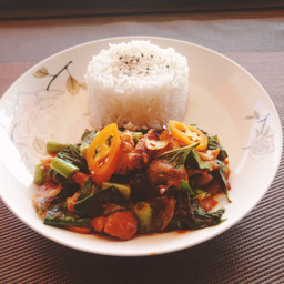 กระเพราไก่กรอบเฟี้ยวฟ้าว-ราดข้าว