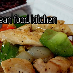 อกไก่ผัดพริกไทดำ
