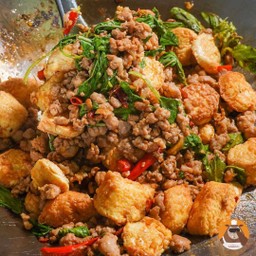 กะเพราหมูสับเต้าหู้ปลา(กับข้าว)