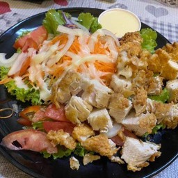 สลัดไก่กรอบ