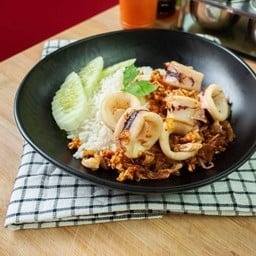 ข้าวราดกระเทียมปลาหมึก