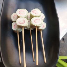 ปลาม้วนสาหร่ายยัดไส้ (ราคาต่อไม้ 2 ลูก)